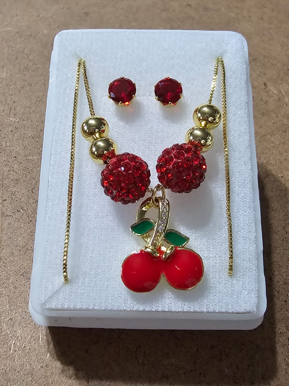 CHERRY LUXE Juego de collar y broqueles cereza