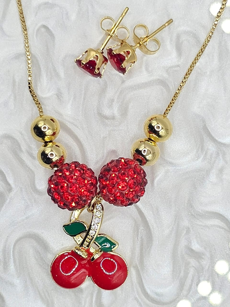 CHERRY LUXE Juego de collar y broqueles cereza